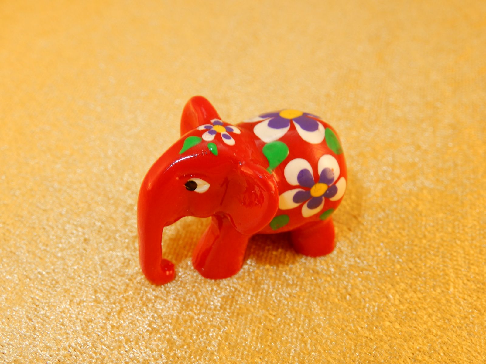 Ručne maľovaný slon Bawah Merah