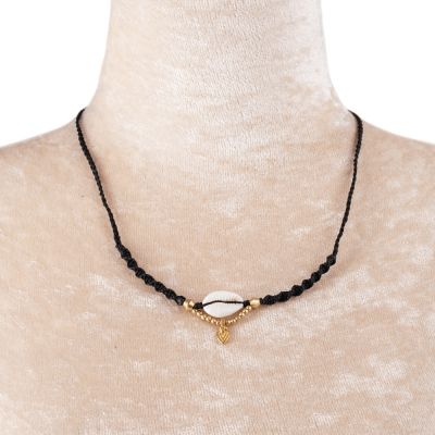 Macramé náhrdelník s mušľou Kauri - Kaleo Black