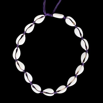 Macramé náhrdelník s mušľami Kauri - Luanna Purple